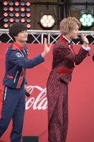 生配信用のカメラに手を振る結木滉星（左）と伊藤あさひ（右）。