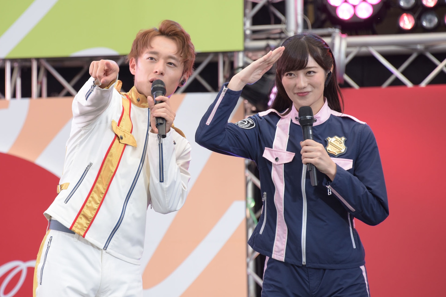 明神つかさのコスプレをした子供に、敬礼する奥山かずさ（右）。
