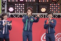 即興ラップを披露する横山涼（中央）。