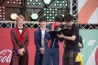 松本寛也（手前右）に警察チェンジのセリフを小声で伝える結木滉星（手前左）。