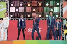 「警察チェンジ!!」と絶叫する結木滉星（中央右）。