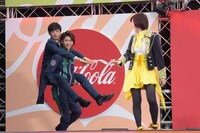 濱正悟（左）をおんぶする横山涼（中央）。