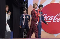 結婚式風に入場するキャストたち。