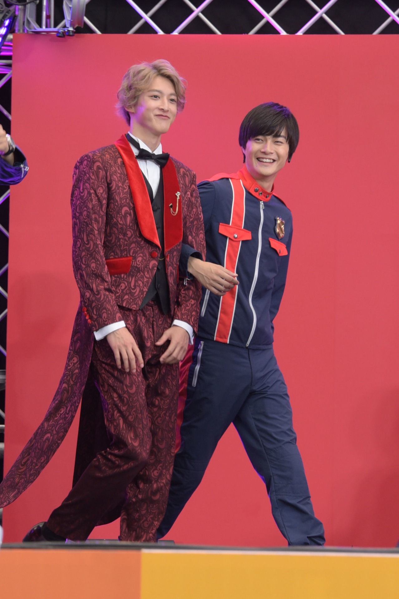 結婚式風に入場する伊藤あさひ（左）と結木滉星（右）。