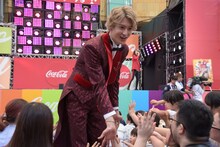 観客と触れ合う伊藤あさひ。