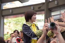 観客と触れ合う工藤遥。