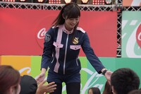 観客と触れ合う奥山かずさ。