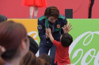 観客と触れ合う横山涼。