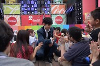 観客と触れ合う濱正悟。