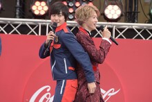 くっつくシーンを再現する結木滉星（左）と伊藤あさひ（右）。