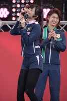 “顔スリスリ”を実演する奥山かずさ。