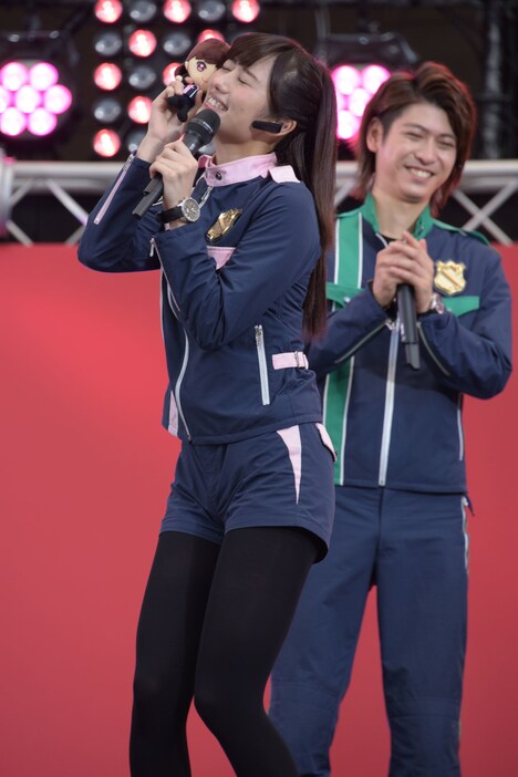 “顔スリスリ”を実演する奥山かずさ。