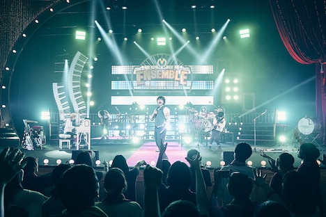 Mrs. GREEN APPLEのライブの様子。