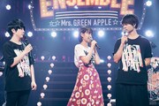 Mrs. GREEN APPLEのライブに駆け付けた葵わかな(中央)と佐野勇斗(右)。