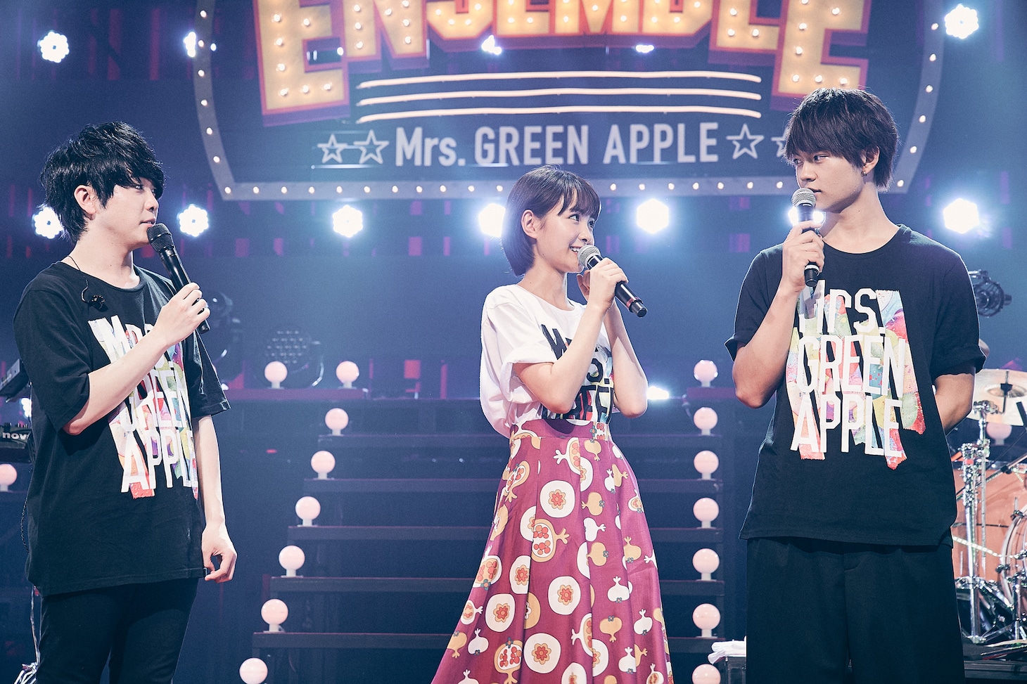 Mrs. GREEN APPLEのライブに駆け付けた葵わかな（中央）と佐野勇斗（右）。