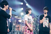 Mrs. GREEN APPLEのライブに駆け付けた葵わかな(中央)と佐野勇斗(右)。