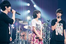 Mrs. GREEN APPLEのライブに駆け付けた葵わかな（中央）と佐野勇斗（右）。