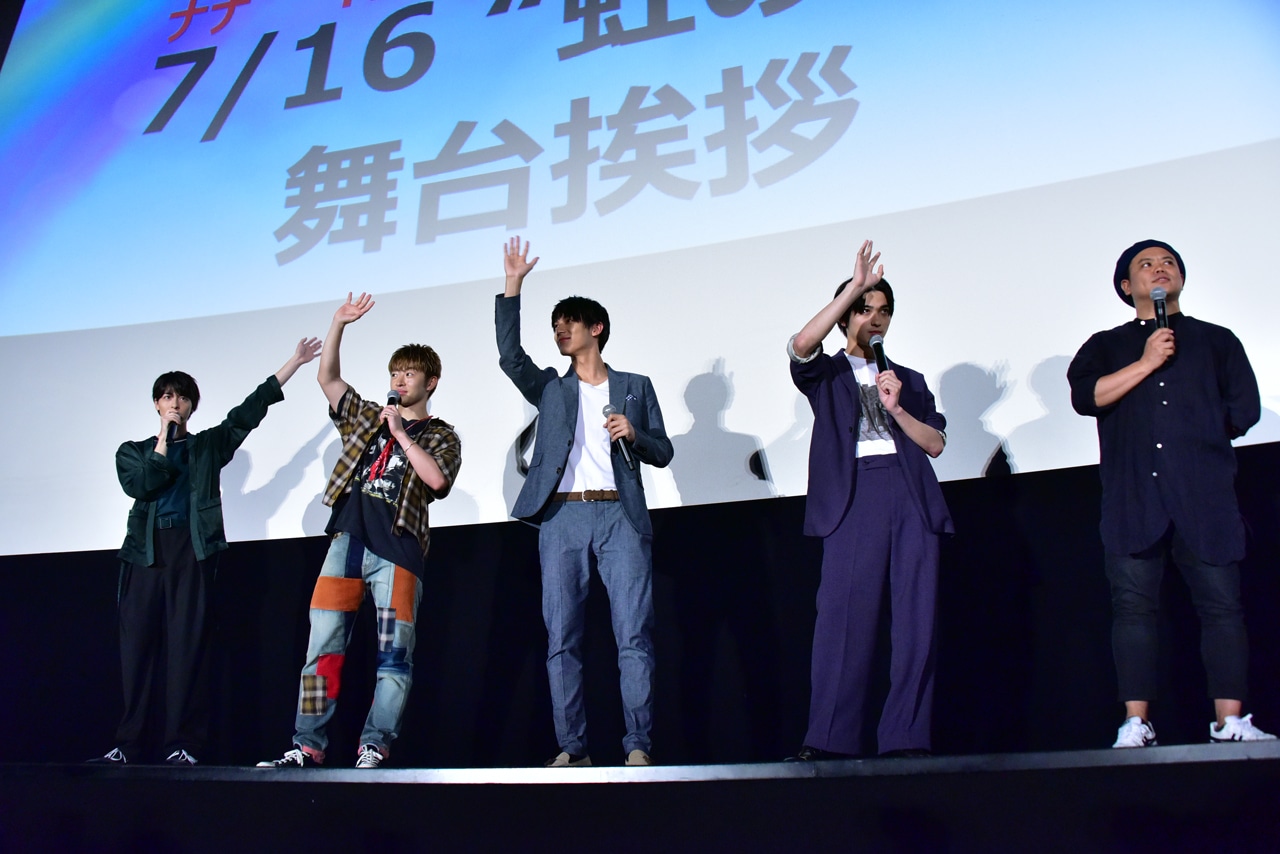 ライブビューイングのカメラにアピールする高杉真宙、佐野玲於、中川大志、横浜流星、飯塚健監督。