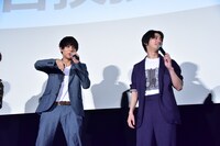 カップ焼きそばの蓋についたかやくを払うふりをする中川大志（左）。