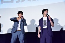 カップ焼きそばの蓋についたかやくを払うふりをする中川大志（左）。