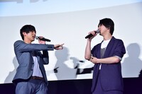 カップ焼きそばの蓋についたかやくを払う音が大きかったことを指摘される横浜流星（右）。