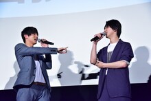 カップ焼きそばの蓋についたかやくを払う音が大きかったことを指摘される横浜流星（右）。