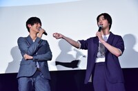 中川大志の意見に納得する横浜流星（右）。