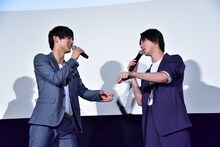 カップ焼きそばのふたに付いた加薬を弾き落とすシーンについて話す中川大志（左）と横浜流星（右）。