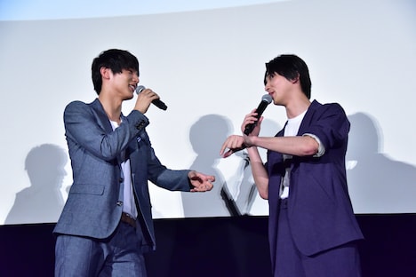 カップ焼きそばのふたに付いた加薬を弾き落とすシーンについて話す中川大志（左）と横浜流星（右）。