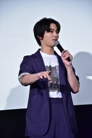 カップ焼きそばの蓋についたかやくを払うふりをする横浜流星。