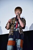 カップ焼きそばの蓋についたかやくを払うふりをする佐野玲於（GENERATIONS from EXILE TRIBE）。