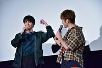 「幅広いな」と言いながら高杉真宙の腕を触る佐野玲於（GENERATIONS from EXILE TRIBE）。