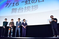 飯塚健監督（右）が手紙を読み上げる様子。