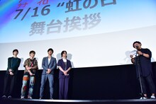 飯塚健監督（右）が手紙を読み上げる様子。