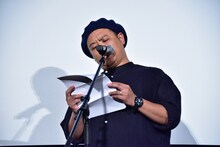 手紙を読み上げる飯塚健監督。