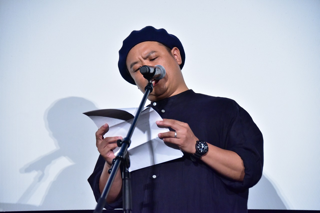 手紙を読み上げる飯塚健監督。