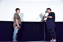 卒業証書授与を待つ佐野玲於（左）。