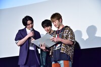 佐野玲於の卒業証書を見る横浜流星、高杉真宙、佐野玲於。