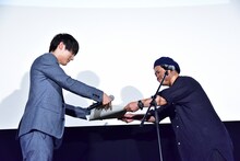 中川大志（左）が卒業証書を受け取る様子。