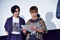 卒業証書を見つめる横浜流星と佐野玲於。