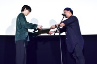 飯塚健監督から卒業証書を受け取る高杉真宙（左）。