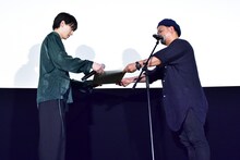 飯塚健監督から卒業証書を受け取る高杉真宙（左）。