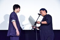 飯塚健監督に「近いな……」と言われながら卒業証書授与を待つ横浜流星（左）。