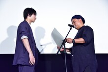 飯塚健監督に「近いな……」と言われながら卒業証書授与を待つ横浜流星（左）。