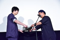 飯塚健監督から卒業証書を受け取る横浜流星（左）。