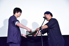 飯塚健監督から卒業証書を受け取る横浜流星（左）。