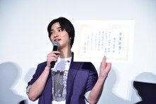 卒業証書を見せる横浜流星。