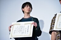 卒業証書を見せる高杉真宙。