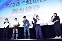 映画「虹色デイズ」が台湾と韓国で上映されることが決定したことを聞き喜ぶ登壇者たち。
