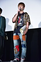 卒業証書を小脇に抱えた佐野玲於（GENERATIONS from EXILE TRIBE）。